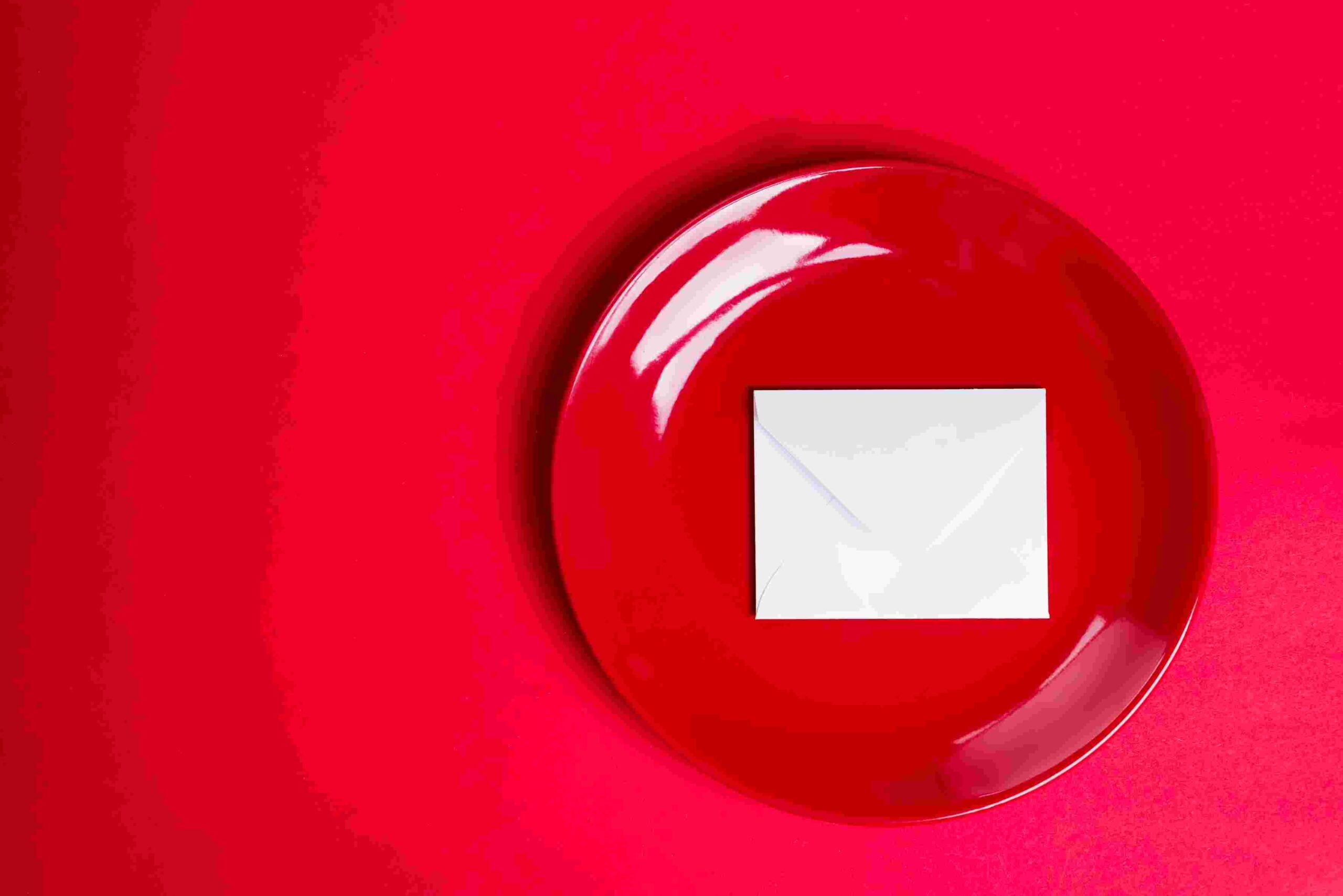 compressed_red-plate-with-a-piece-of-white-paper-2023-11-27-04-54-38-utc